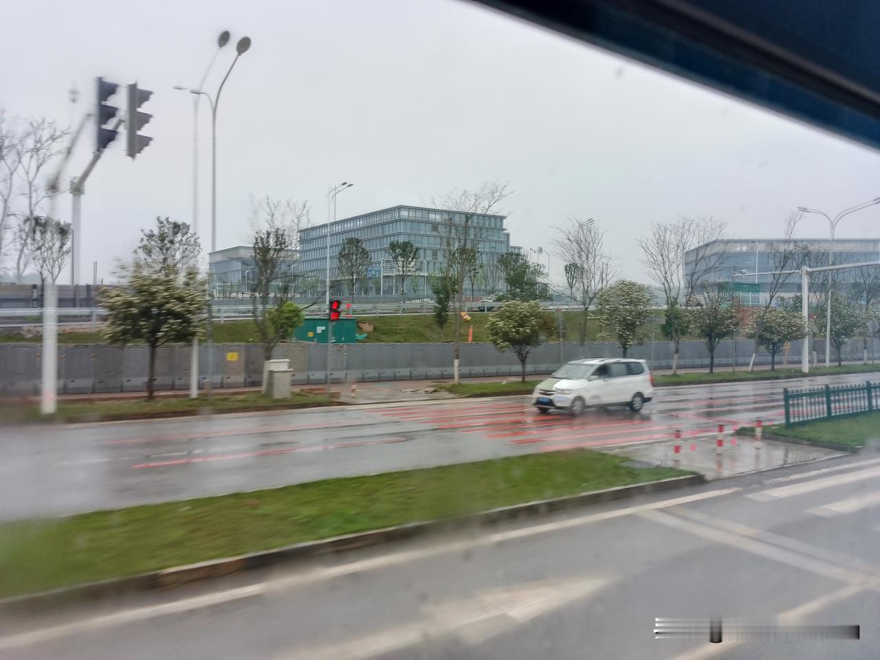 沿着湘潭沿江北路一路北上，过了九华的黄家湾和船型山，不一会几分钟就进入了长沙的双