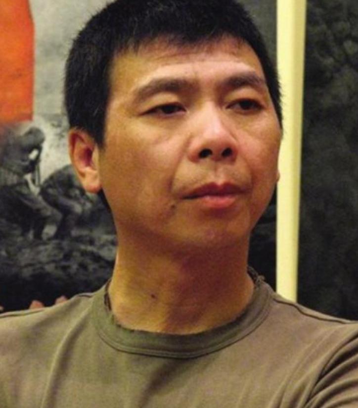 当年，冯小刚回老家看望瘫痪多年的母亲，已经照顾母亲16年的姐姐问：“你在剧组给我
