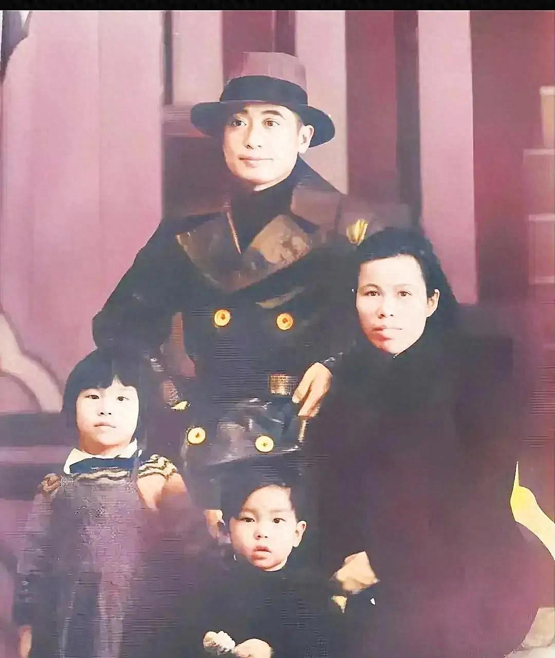 1949年，国民党准备撤往台湾时，戴安澜的遗孀王荷馨接到通知，对方开口就说：“去
