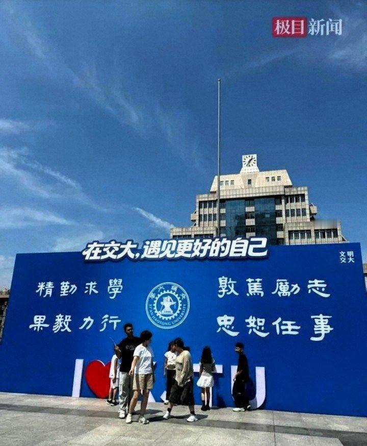 山东聊城一个家族16口人，包了辆23座中巴车，从山东一路开到西安，中途还在开封玩