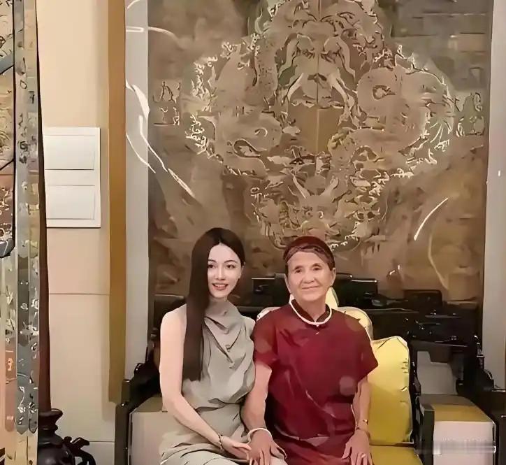 杨子说离了黄圣依没影响，原来是想给新老婆腾位置，第三任老婆是圣依同事，两人还比心