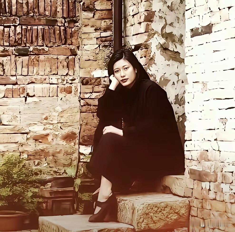 这张上世纪40年代拍的照片放到现在也能惊艳所有人！图中这位端庄漂亮的女子正是有着