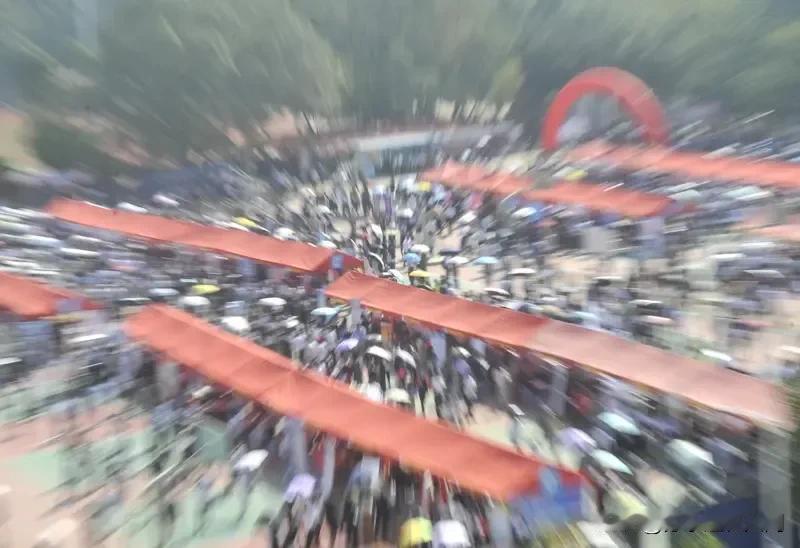 今年师范大学双选会的冷清有点出乎意料。像江西师范大学3月9日的春季双选会，有21