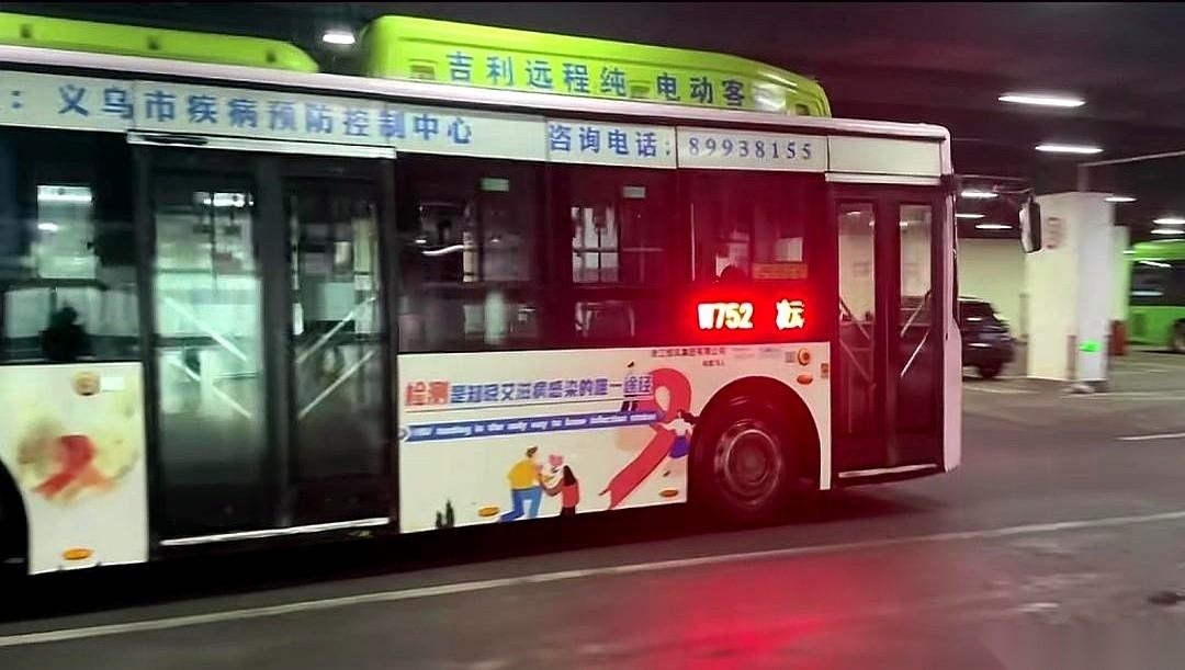 14台33线。把这串站台数字砸在全国任何一个县级市的地界上，都大得有些离谱。但