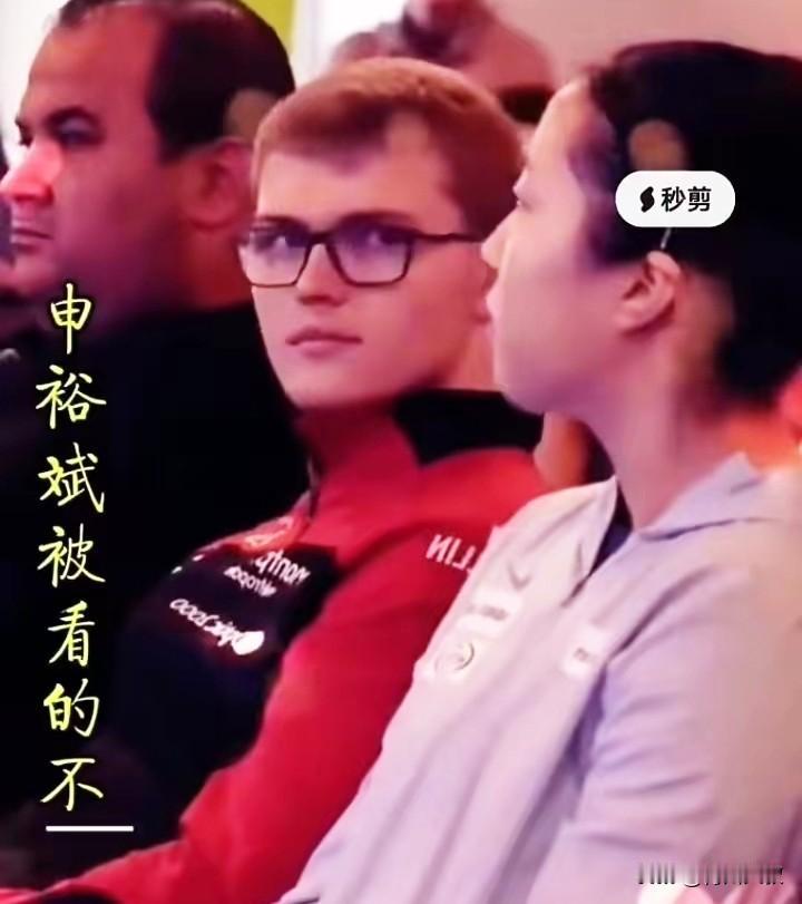 我去！这还是脾气暴躁的大布吗？看到申裕斌，眼睛都直了，就这么直勾勾的看！把