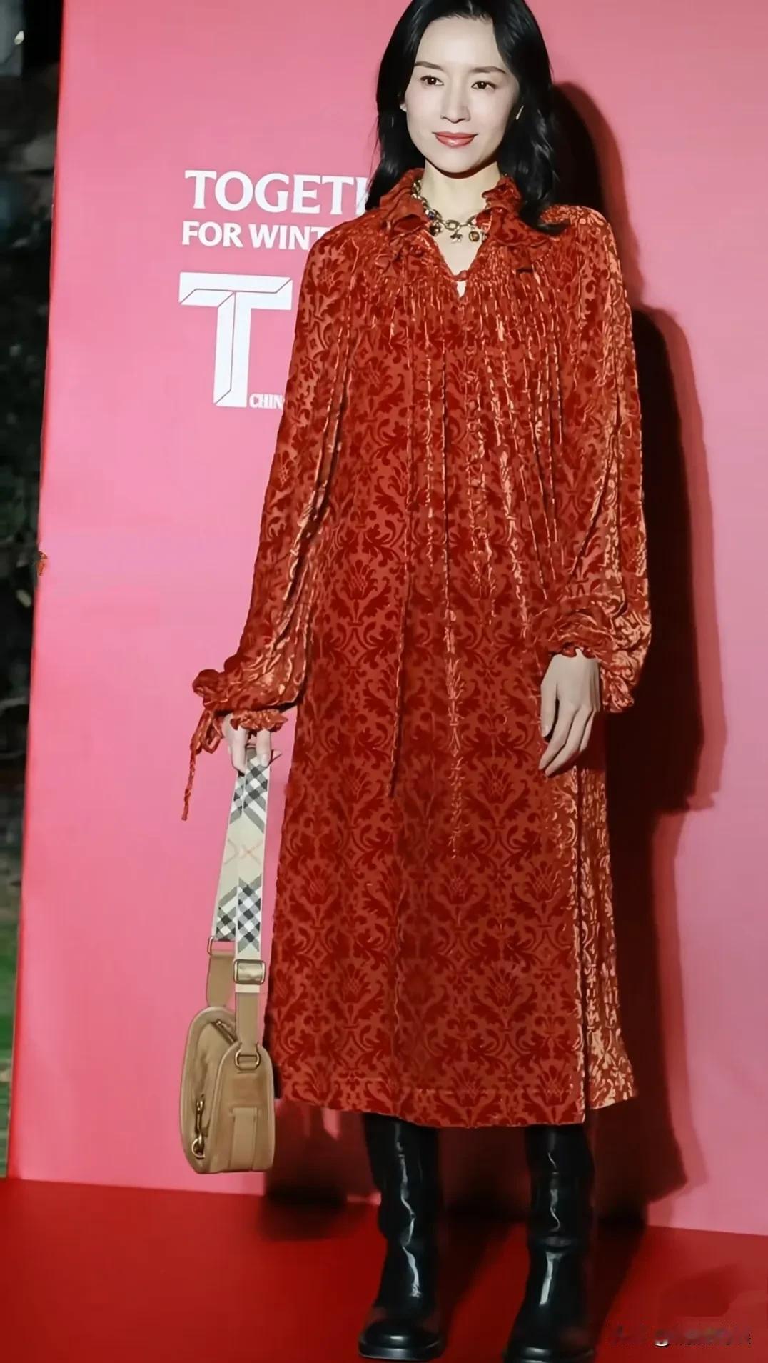 果然明星的颜值，就像是变魔术，回春只需要一夜间。45岁的董洁参加活动，一身亮色