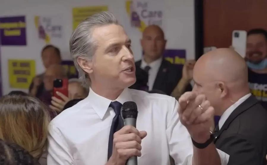 美国加州州长加文·纽森严厉批评欧洲领导人在美国总统老特面前“卑躬屈膝”。在瑞士达