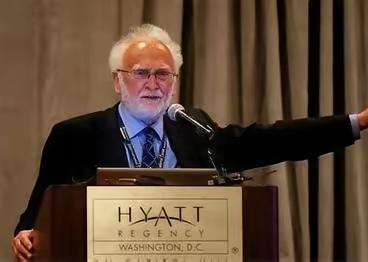 美媒提问：“究竟用什么方法才能击败中国？”美国哈佛大学教授查普曼回答：“美国永远