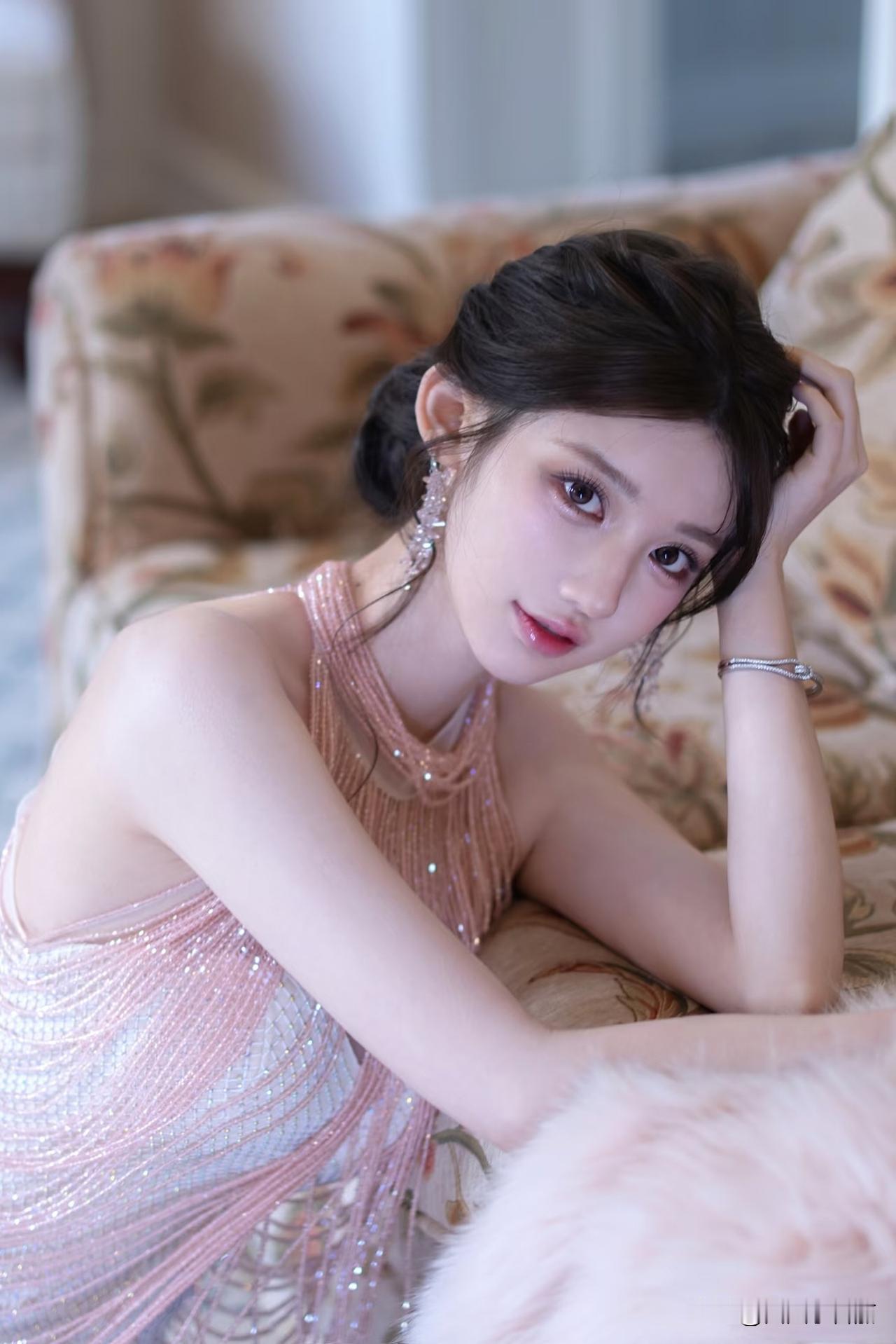 星河滚烫，你是人间理想皓月清凉，你是人间曙光写真温柔美少女