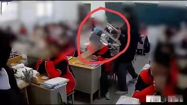 河南巩义板凳砸人后续：马某被开除社死！新学校谁敢要？教室当众用板凳砸同学后