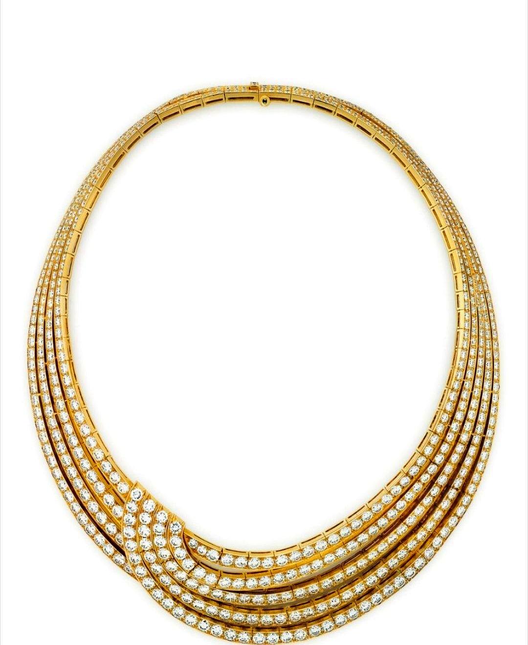 苏提达王后最近突然开始戴钻石choker了，这事在王室圈子里挺有看头。过