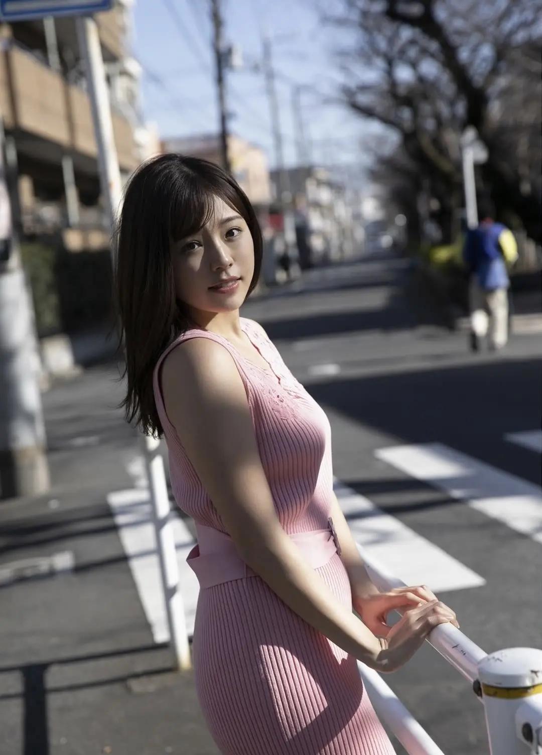 阳光明媚的街头，少女轻倚栏杆，粉裙飘逸，微笑如春。春日街拍，靓丽的风景线你眼中的