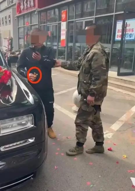 大喜日子，婚车刚出酒店就被拦下，张口就要50条烟！这不是拍段子，而是前天河北廊坊