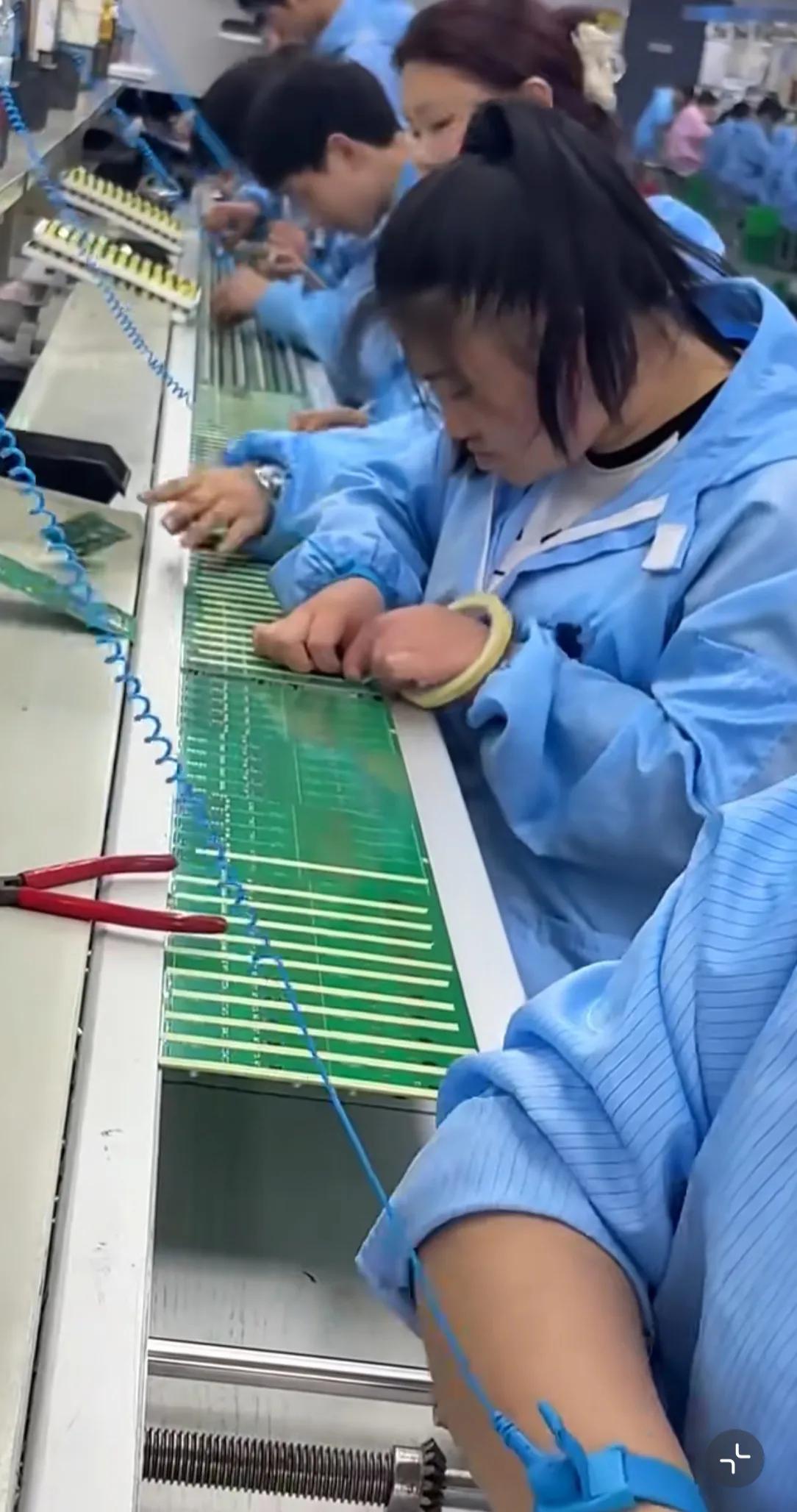 有没有在电子厂打过工的，帮忙解惑一下，这个把手拴住是为什么？怕人跑了？还是什么？