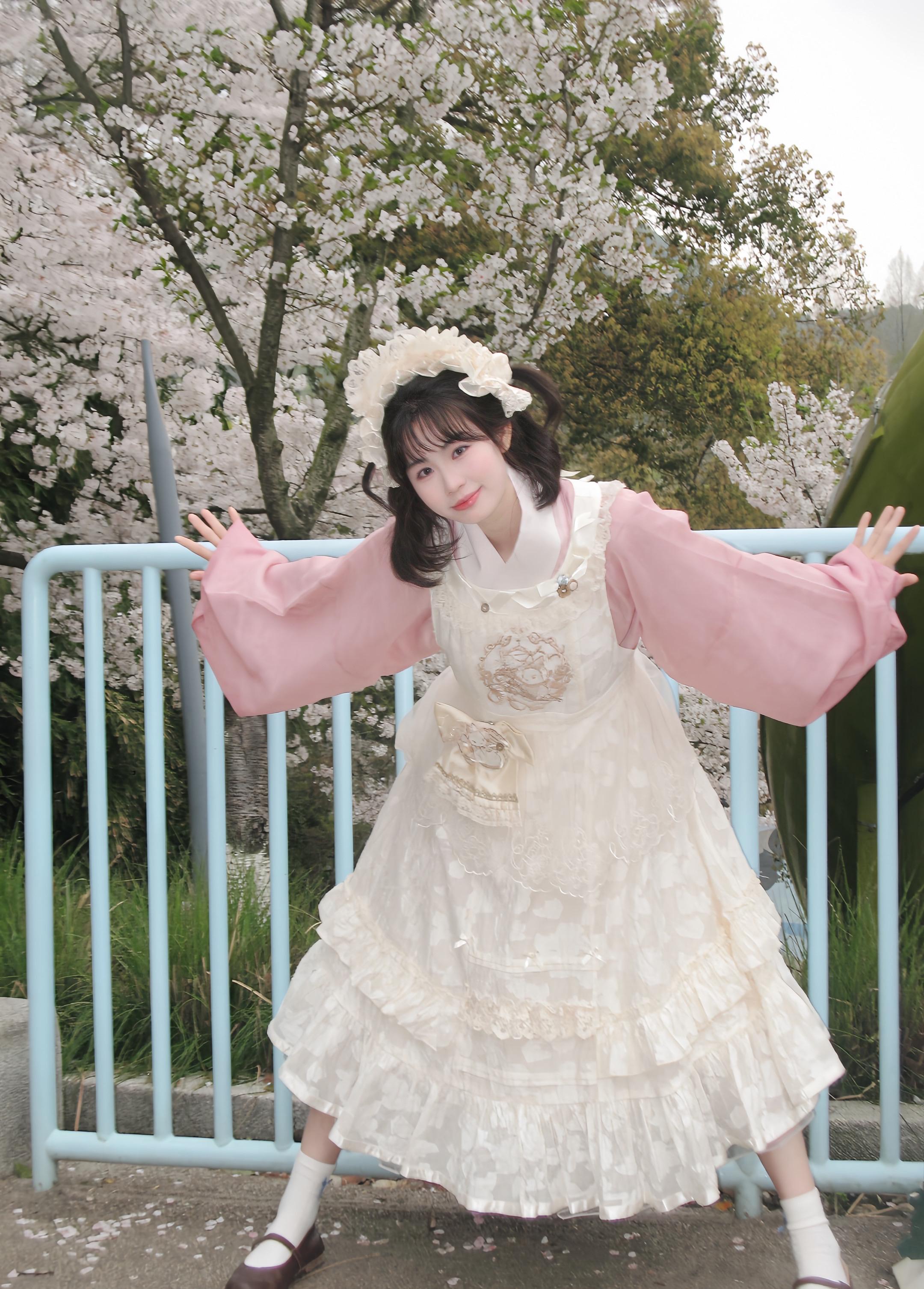 “樱花树下你和我。”