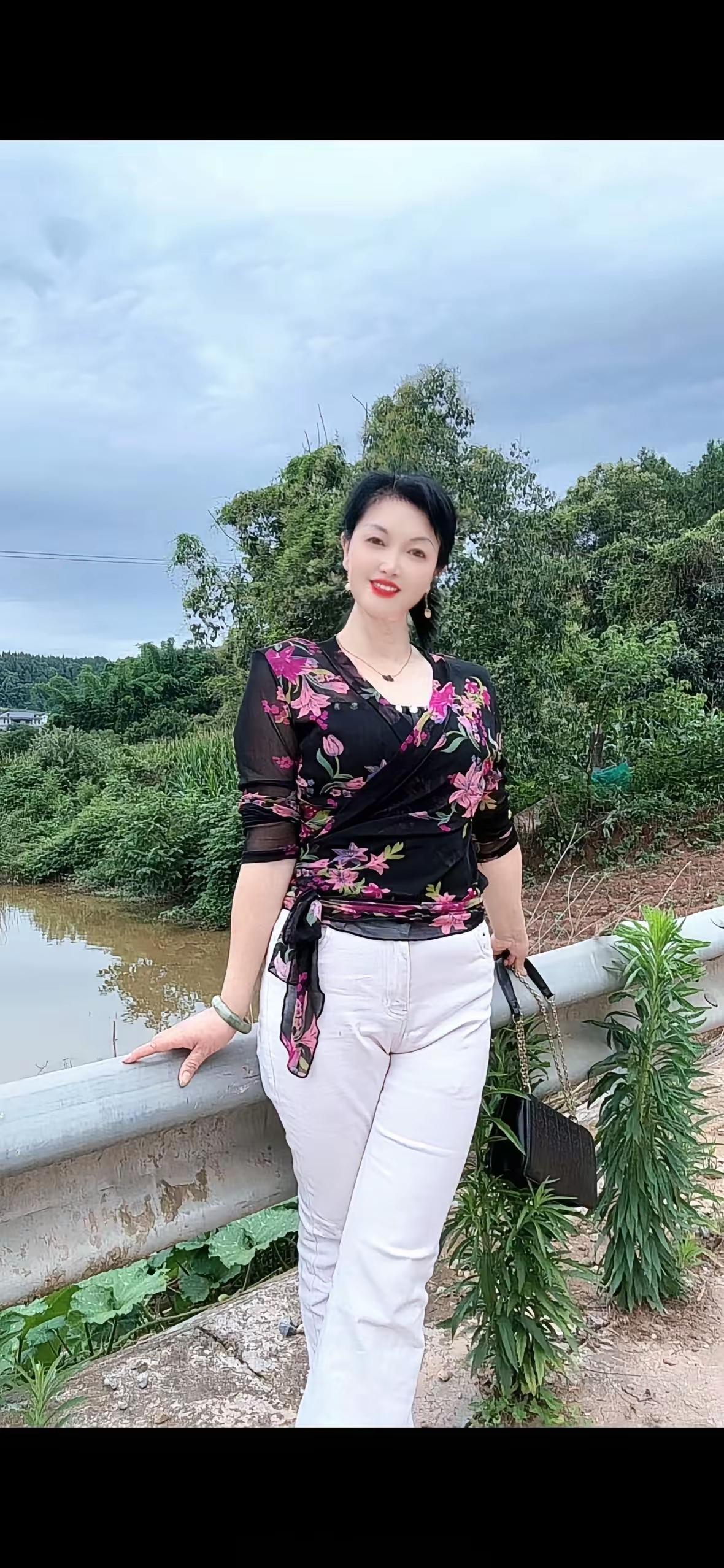 独自依栏站，凝眸向远看。年轻若花美，幸福终生伴。