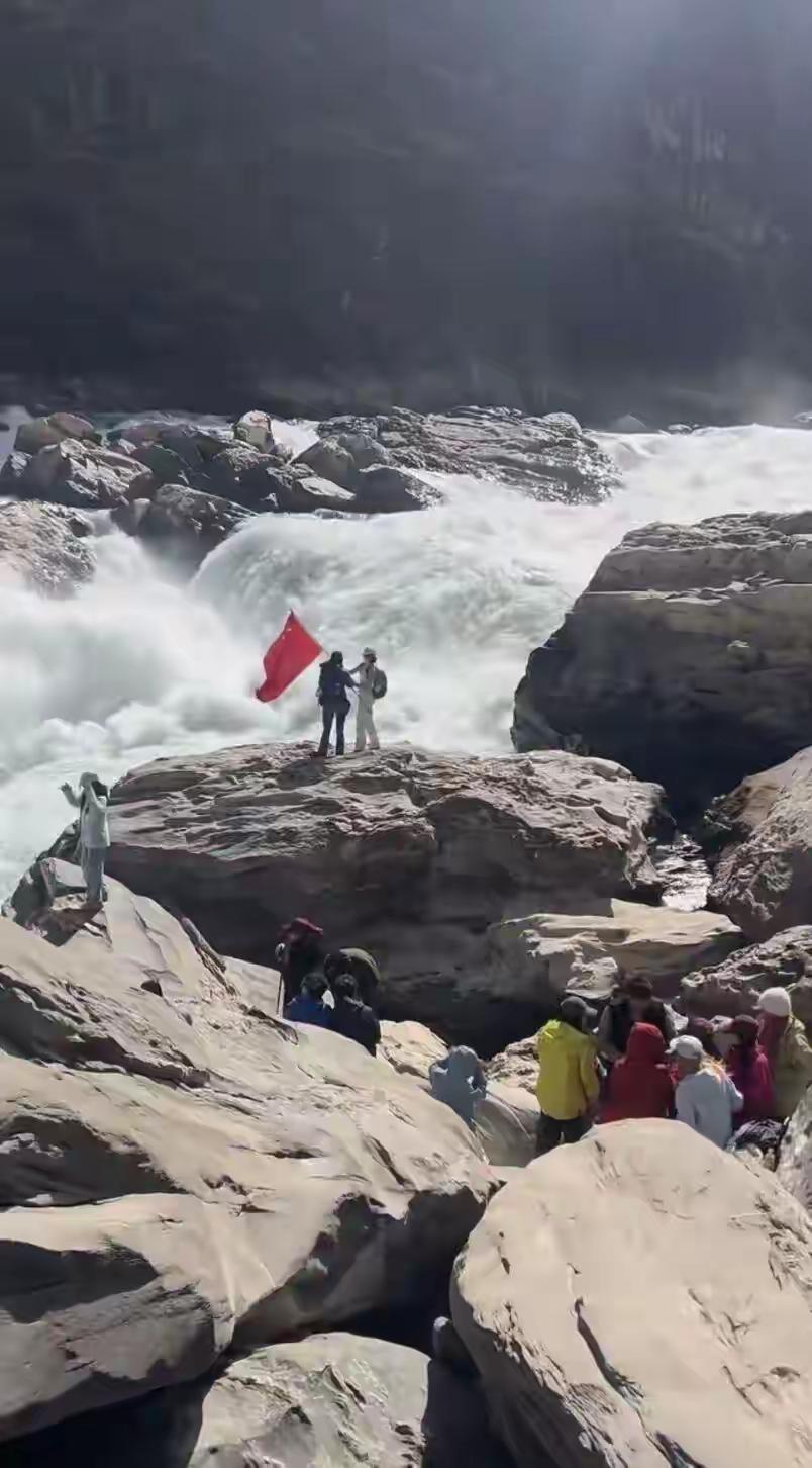就差这一张照片，云南虎跳峡中虎跳片区的“发疯石”打卡点，在2026年春节