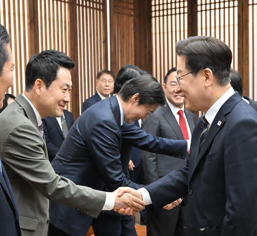 8月6日，韩国政坛舆论大战再度升温，朝野对立彻底摆上台面。此前国民力量党党首