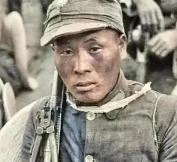 1945年，一名机枪手为了躲避日军，选择绕上山路前进，没想到意外发现100多名正