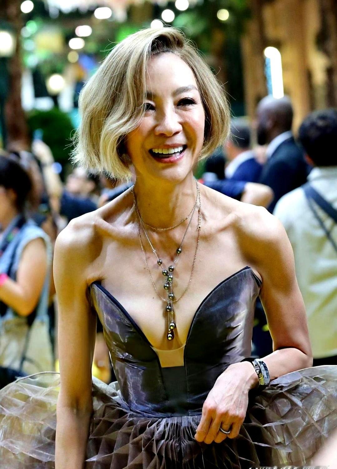 杨紫琼红毯造型，这身材太吓人了，像变老的鲁豫！她已经63岁，本来就老了，又大