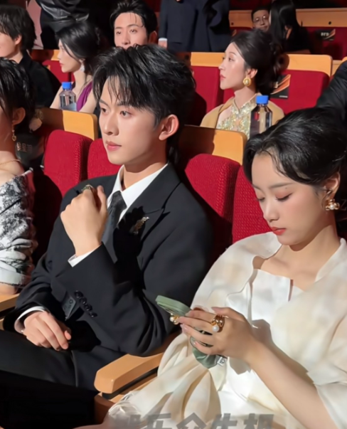 短剧演员和内娱女明星真的有壁垒不信你就看王小亿在红果璀璨大会内场，毫不顾