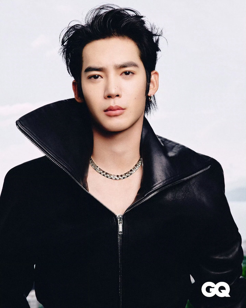 于适中国香港版GQ十一月刊封面黑白光影大片皮衣套装搭配CHAUMET珠宝