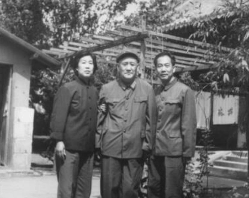 1949年12月25日，国民党中将李振率部投诚。谈判桌上，他环顾四周，眼神越来越