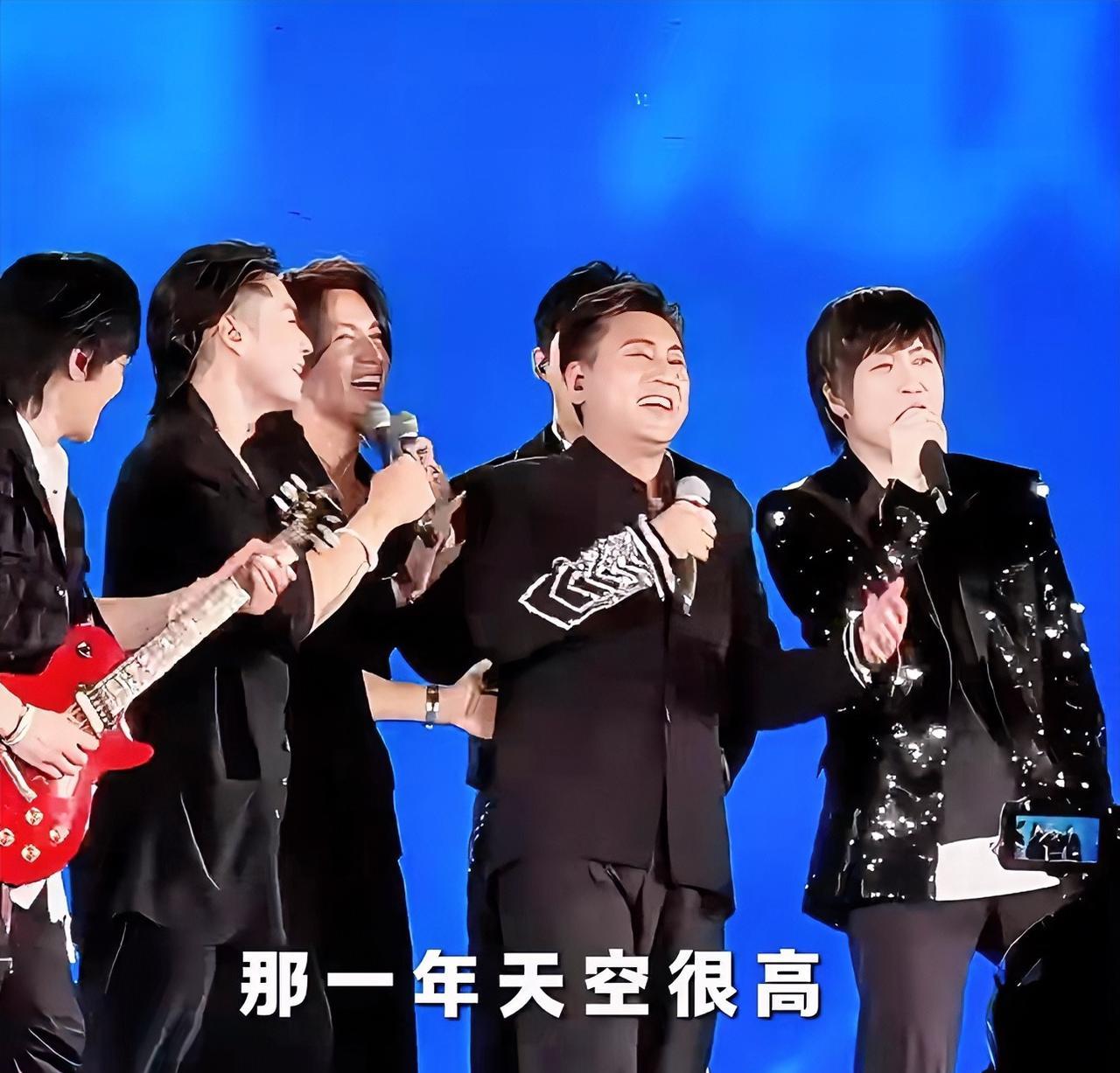 这下朱孝天可开心了，最近合体演唱会，他从头到脚都在合群，另外几个人在舞台上像