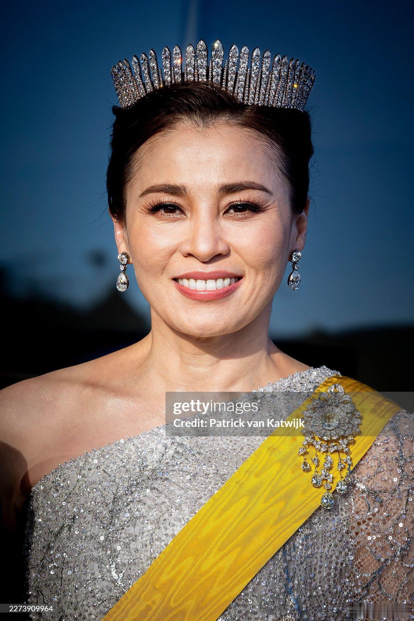 泰国王室🇹🇭苏提达王后在瑞典国王寿宴上，首次解锁钻石流苏王冠👑，太不容易
