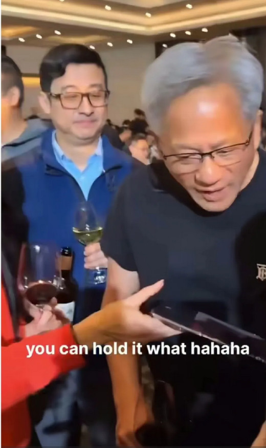 黄仁勋对华为三折叠机，赞不绝口，对三折叠里机爱不释手，满脸惊讶，表情很到位，好像