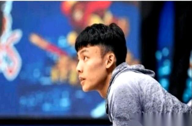 1米79的徐杰，真跑去美国街球圣地“德鲁联赛”了。第一场，首发。哨声一响，对面