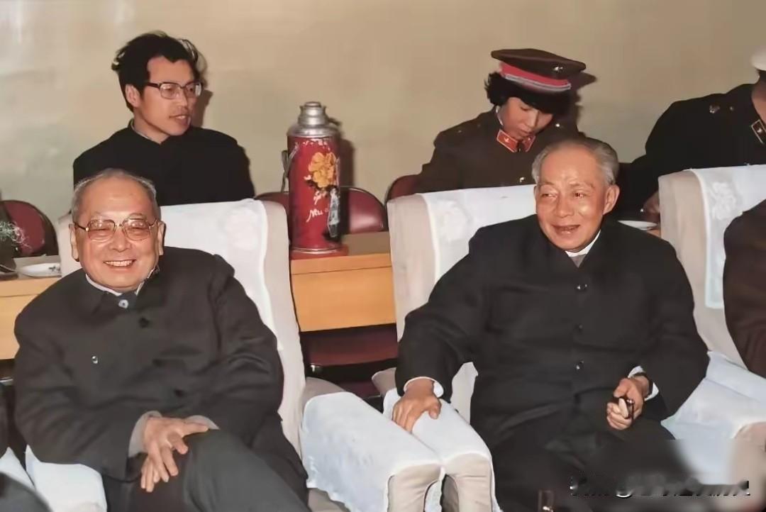 1987年，叶飞将军与陈丕显在出席南方三年游击战争纪念座谈会，两人并肩而坐，神态