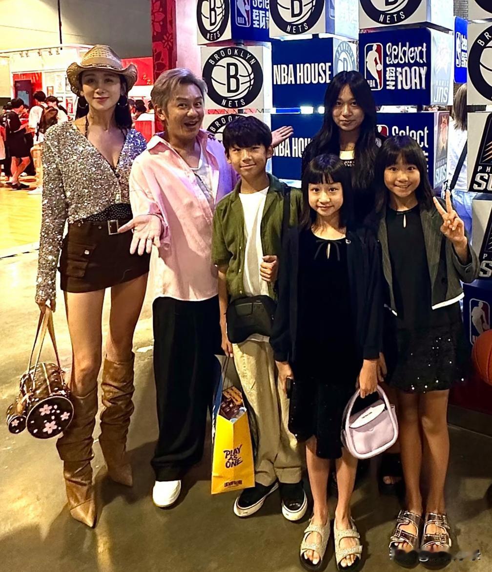 陈浩民和老婆、子女一起去看篮球赛，蒋丽莎的打扮好时尚贵气，身材又高又瘦，四个孩子