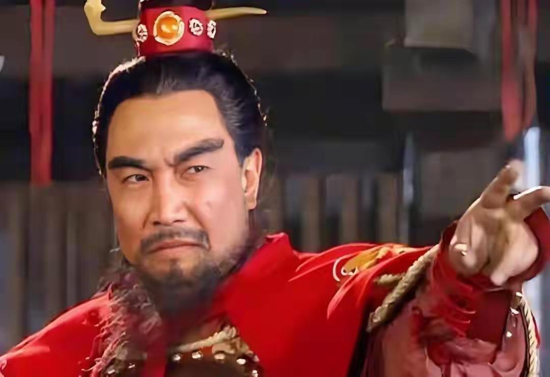 为何曹操在煮酒论英雄时就认为刘备是英雄?看看曹操对袁绍和袁术最失望的地方，再