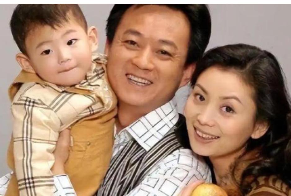 朱军夫妇五一节在福建被偶遇，56岁妻子谭梅穿惠安女服皮肤白年轻娱乐
