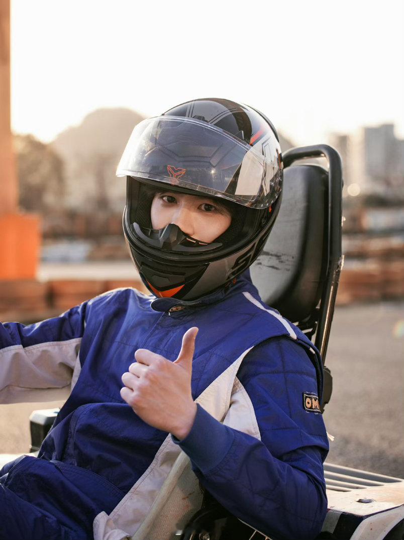 吴谨言魏哲鸣凤不栖单人海报吴谨言魏哲鸣古偶cp感呀呀呀呀呀。看到吴谨言和魏哲鸣