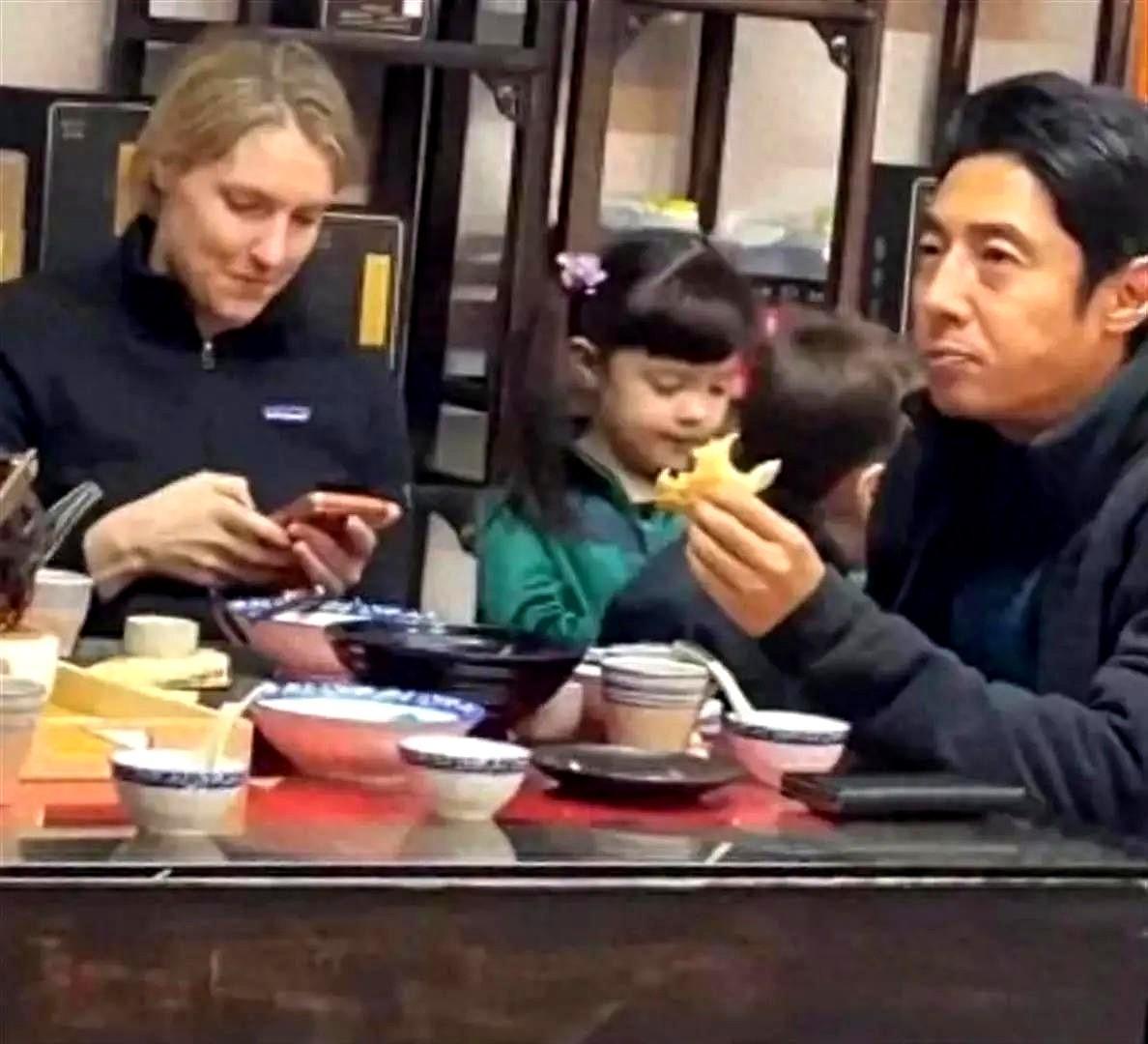 在大同街头偶遇撒贝宁，真的被这一幕戳到了。没带保镖，没打官腔，他穿着冲锋衣，两