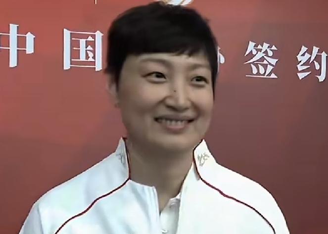 女排助理教练杨昊作为主攻组的教练，负责所有主攻队员的日常训练，吴梦洁的受伤，或多