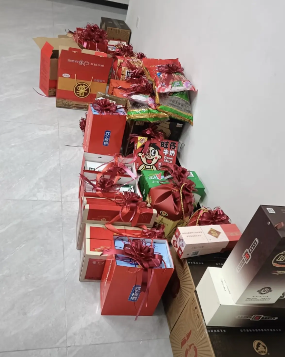 妹妹订婚黄了。男方提来一堆礼品看着不少，可细琢磨压根没值钱玩意儿：除了成箱的牛奶
