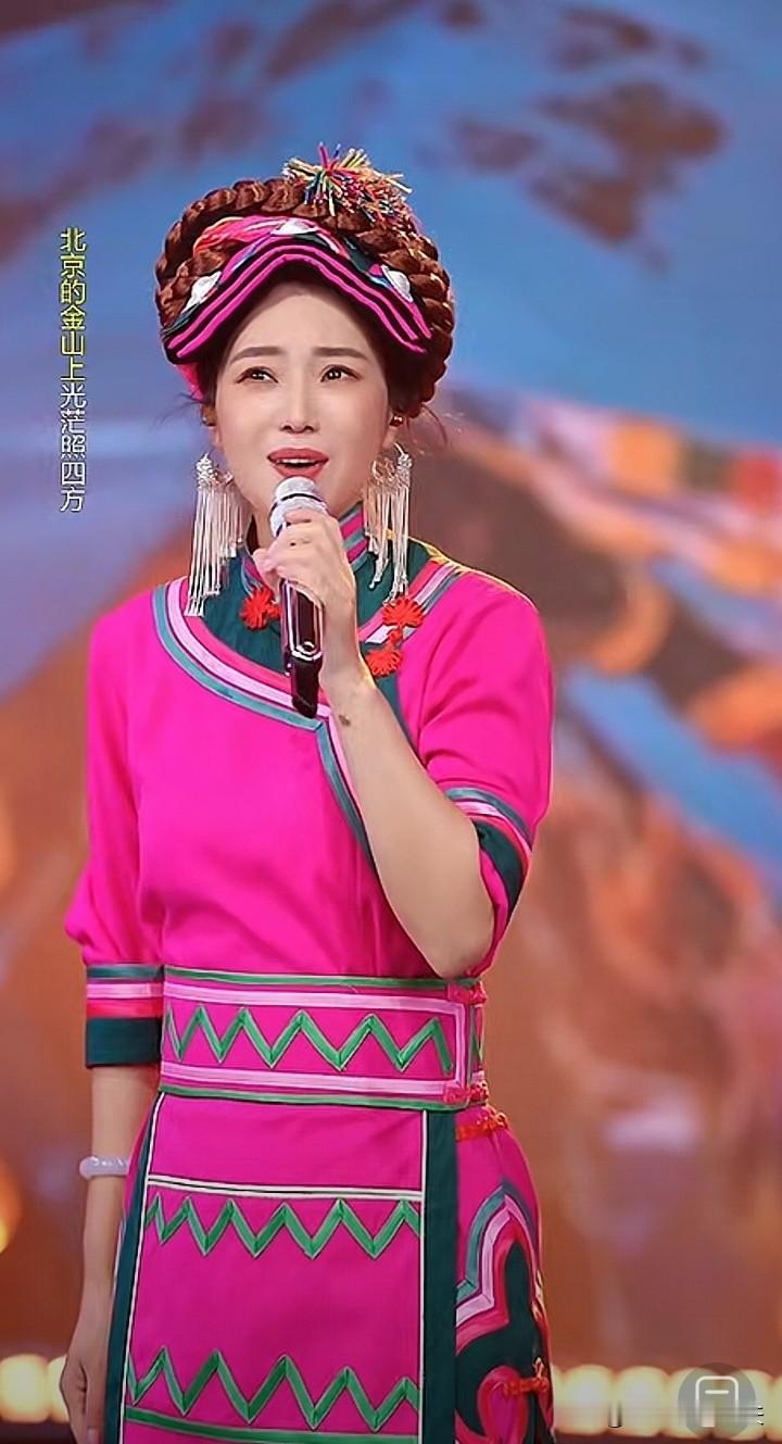 云朵以一身民族服饰亮相直播间真的让人眼前一亮！尽管没有商演，没有演唱会，她把全