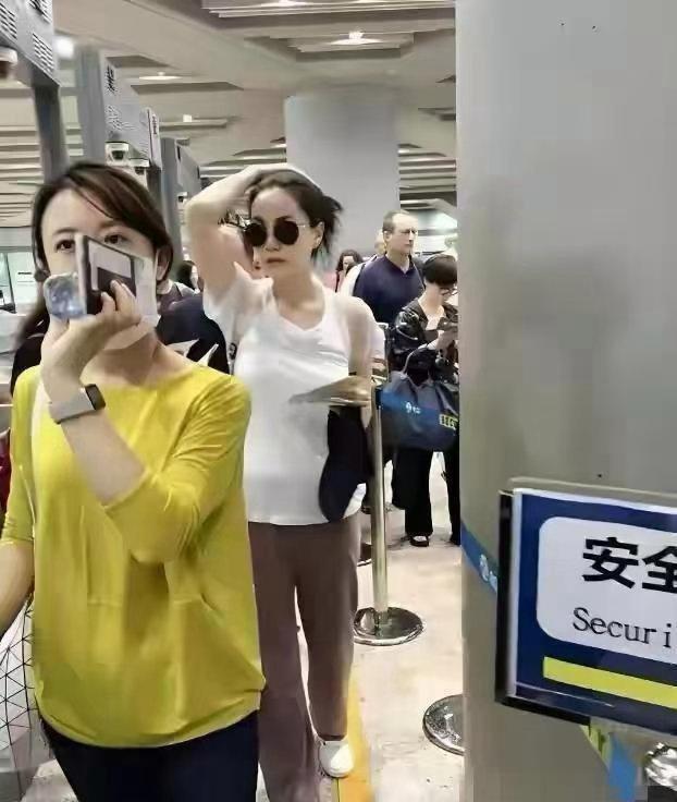 王菲机场随性出镜，生图状态依旧能打，清冷松弛的气质，难怪一直被偏爱。