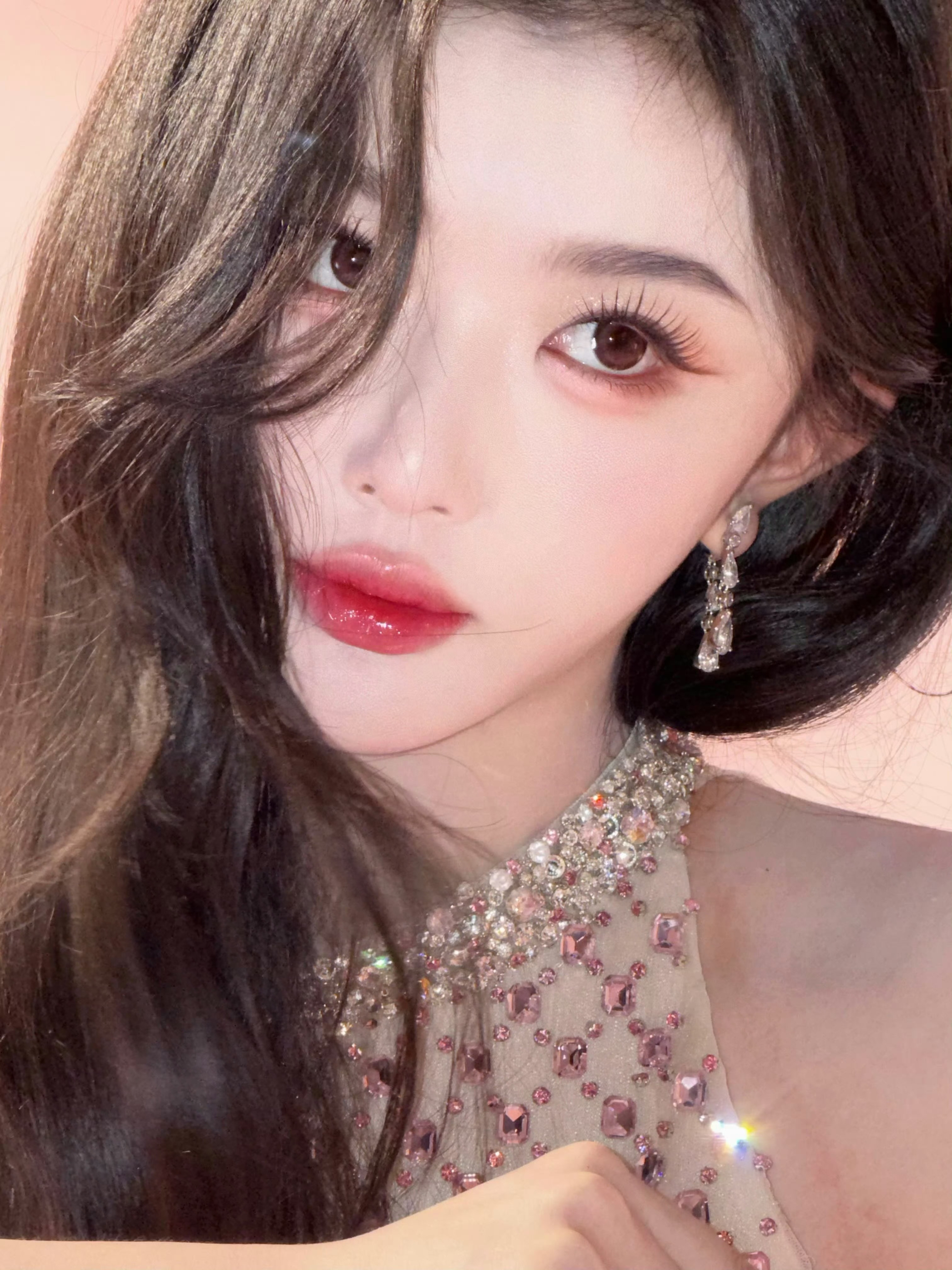 孔雪儿清透甜桃妆是每一次都有效出妆～白里透粉的妆面真的很像一颗香甜多汁的水蜜桃?