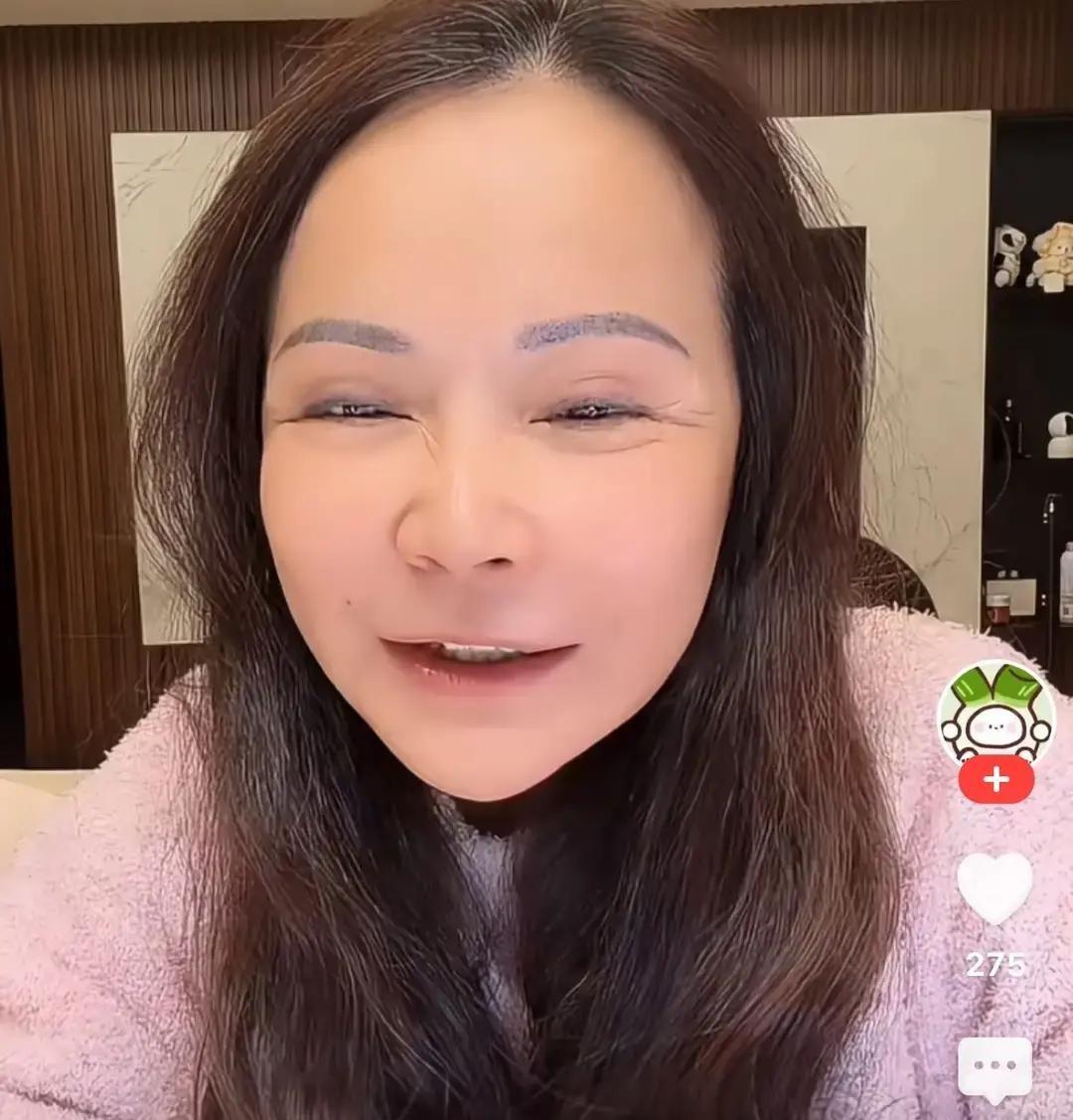 黄一鸣突然开撕亲妈，说那张整到变形的脸背后，是更扭曲的控制欲。当年她刚和王思聪