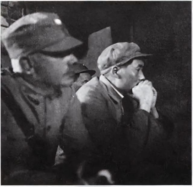 这是目前全世界被发现的、仅此一张的毛主席与白求恩同志的同框照片，这份独一无二的珍