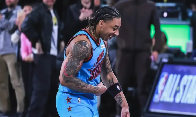 NBA季前赛老鹰VS火箭，JD戴维森进攻端展现一定组织能力，防守端很结实很稳当