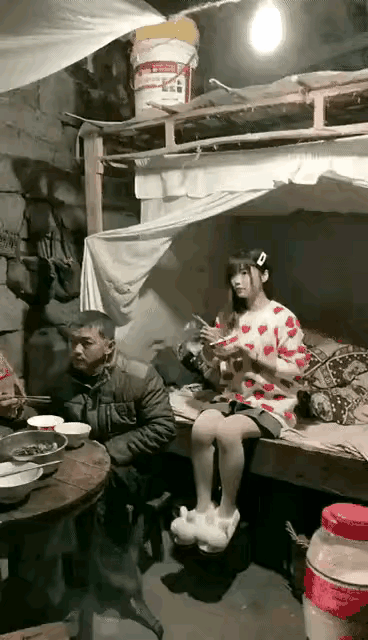 自从娶了这个花容月貌的妻子，丈夫仿佛变了个人，他推掉所有的应酬，下了班哪也不去，