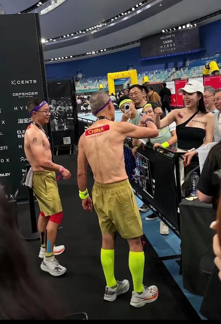 老王和于文红是同一“赛道”的人，不认老不服老，参加健身比赛彰显自己的实力，