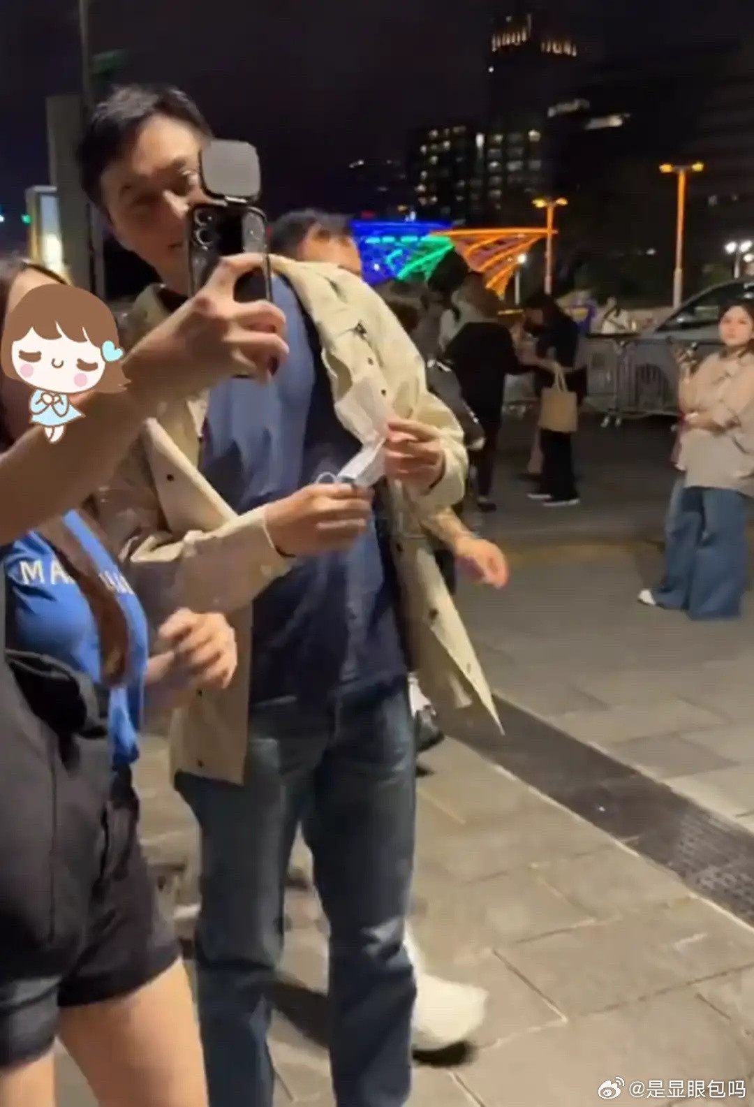 张智霖带儿子看演出，魔童面对镜头眼神躲闪，个头很高但体态不好！