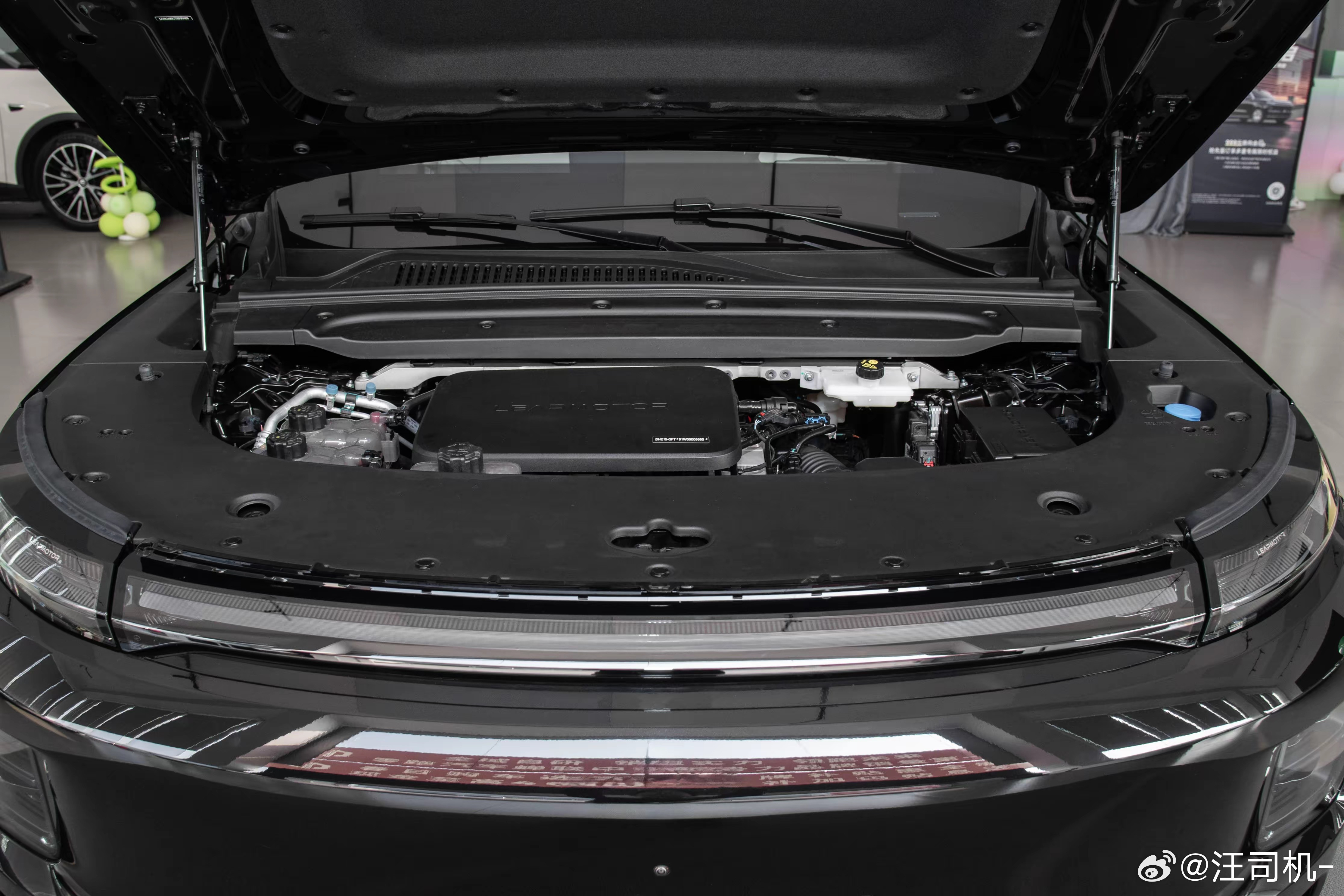 说起前备箱，不得不谈到零跑D19，这台车下了不少功夫。它是唯一一台插电版立式水箱