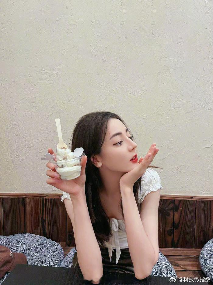 迪丽热巴冰淇淋掉衣服上这也太可爱了吧！连顶流女星的日常也逃不过吃东西掉身上的命
